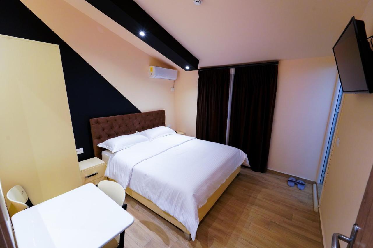 SR99 Hotel Tirana Buitenkant foto