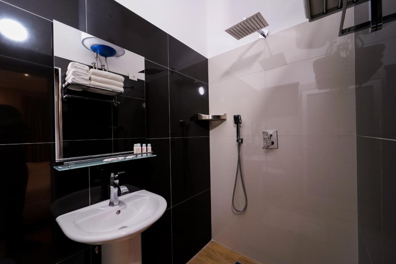 SR99 Hotel Tirana Buitenkant foto