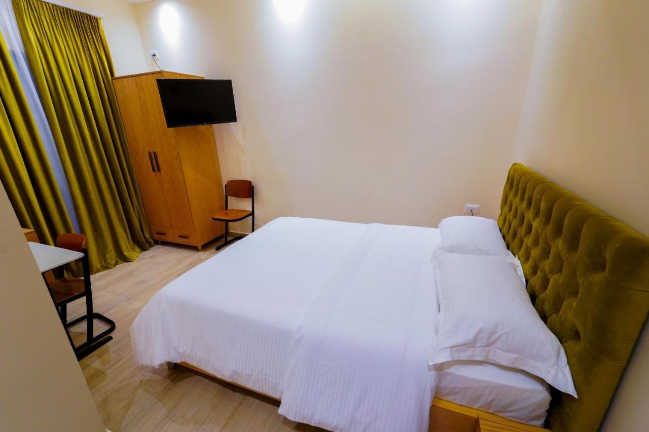 SR99 Hotel Tirana Buitenkant foto