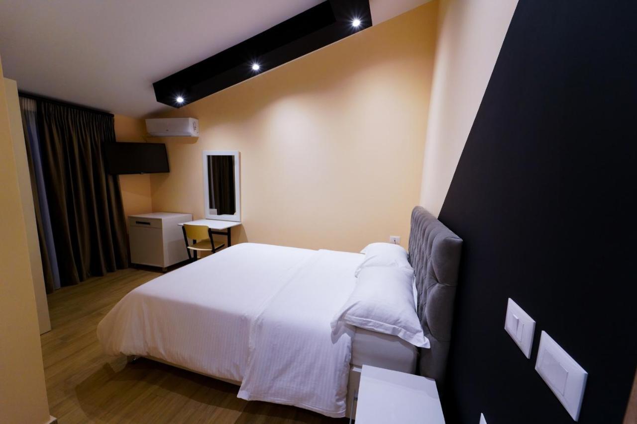 SR99 Hotel Tirana Buitenkant foto