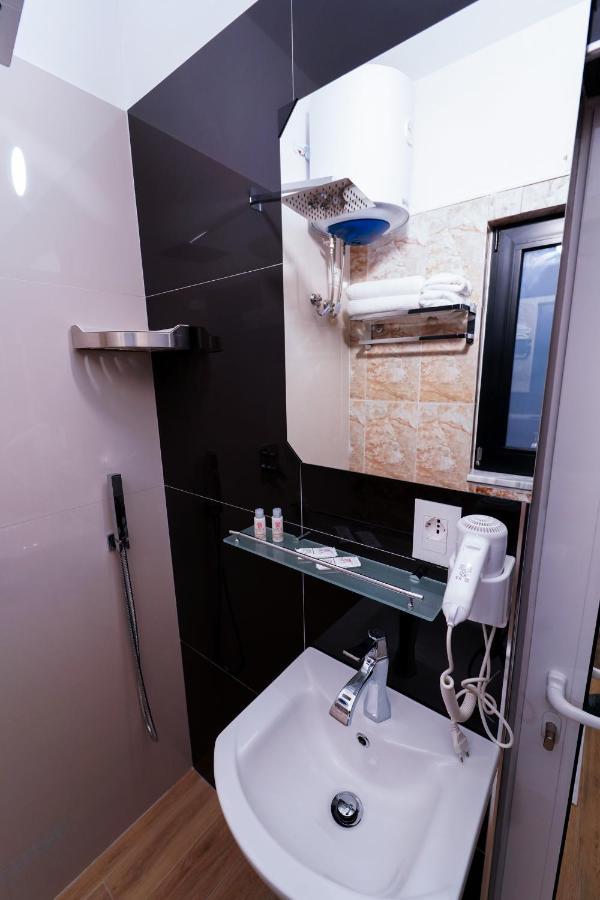 SR99 Hotel Tirana Buitenkant foto