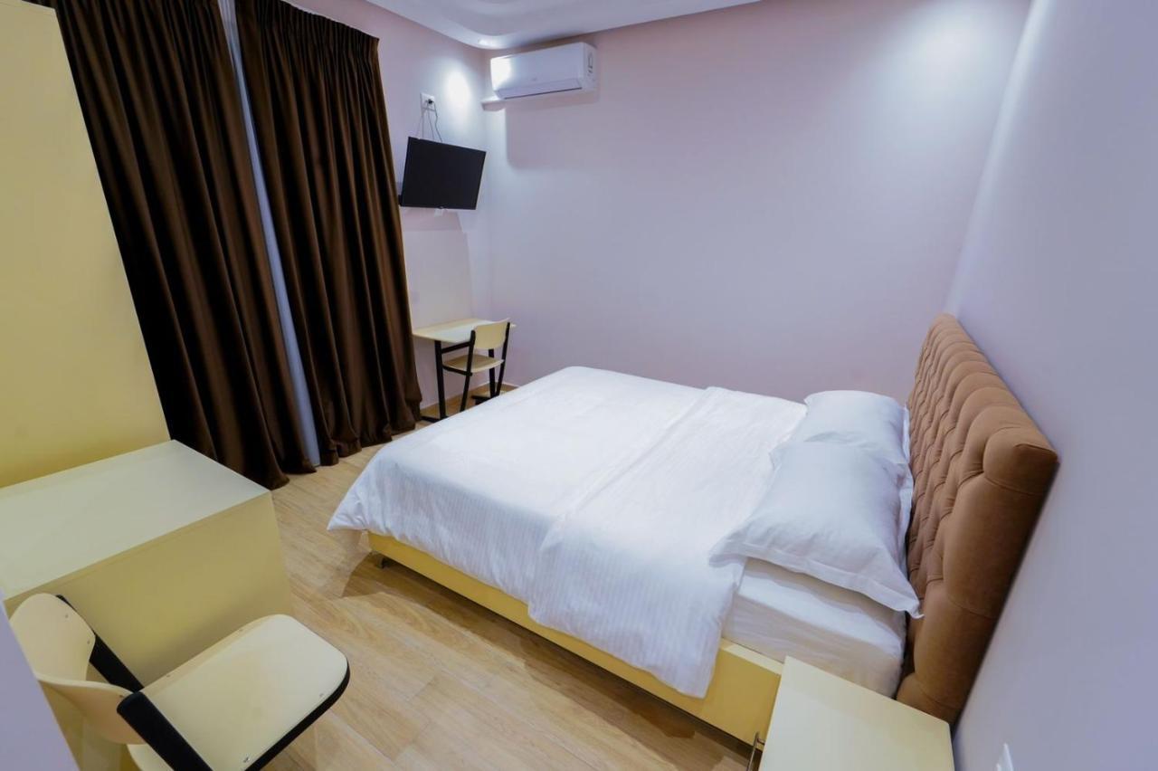 SR99 Hotel Tirana Buitenkant foto