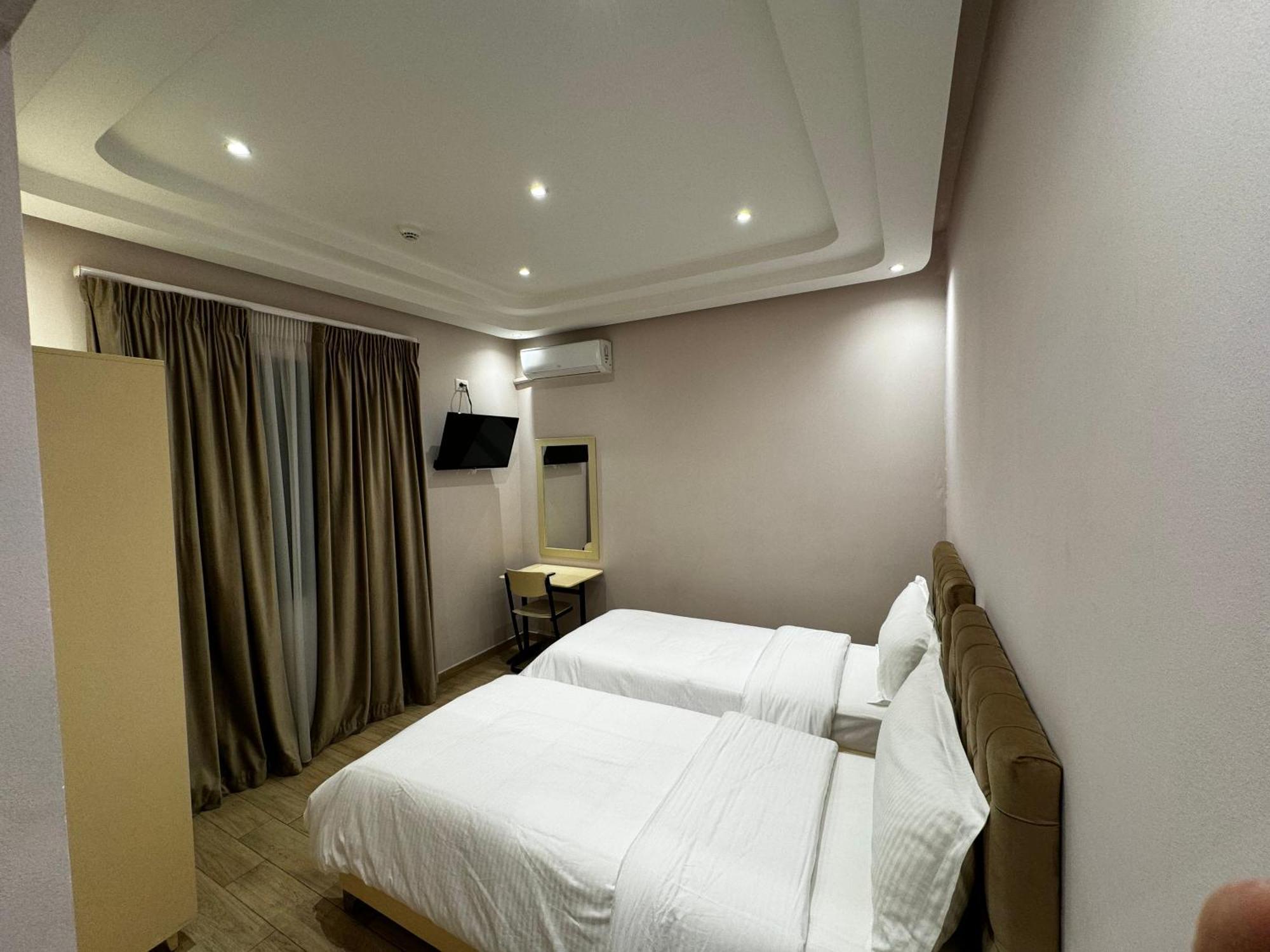 SR99 Hotel Tirana Buitenkant foto